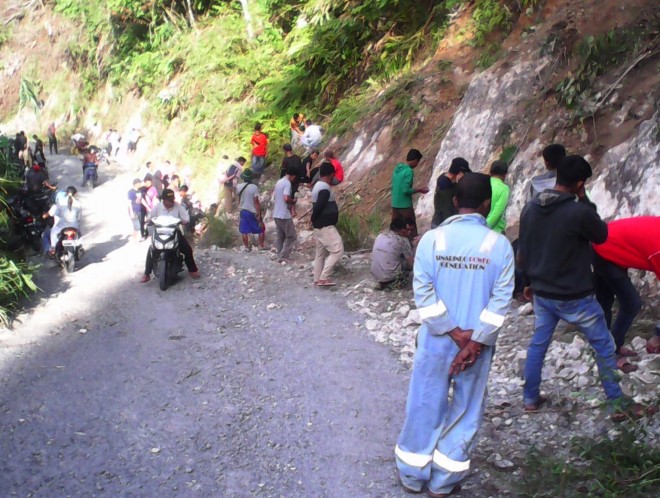 Warga menambang batu giok untuk dijadikan cincin